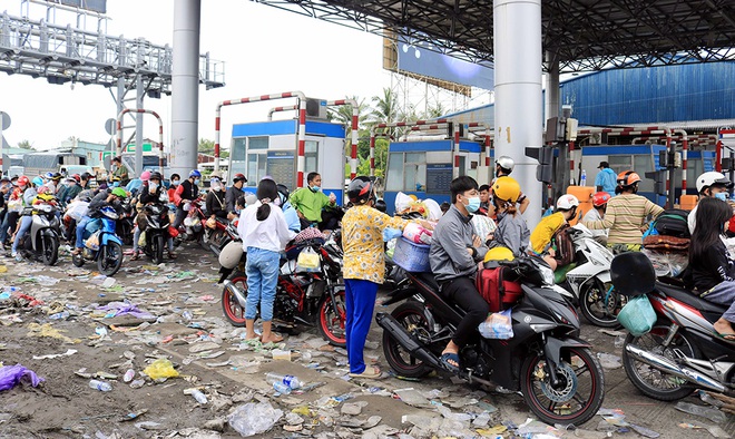 An Giang đón hơn 17.700 người hồi hương, các cơ sở cách ly đang quá tải: Sàng lọc ban đầu ghi nhận 30 người dương tính với SARS-CoV-2 - Ảnh 1.