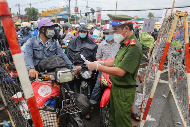 41 ca dương tính tại ổ dịch BV Việt Đức phân bố thế nào? Số ca tử vong trong 24h đang giảm dần còn 130 ca - Ảnh 1.