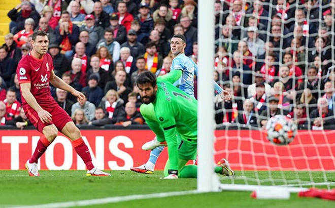 Foden một lần nữa ghi bàn trước Liverpool