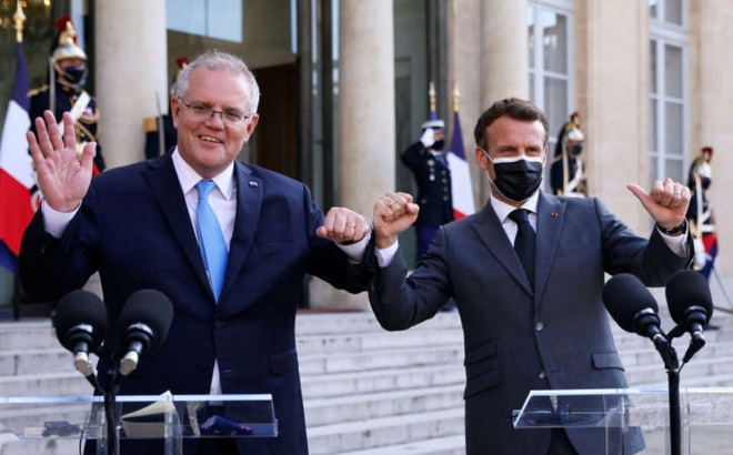 Tổng thống Pháp Macron (phải) và Thủ tướng Australia Morrison tại Paris tháng 6/2021. ẢNh: AFP