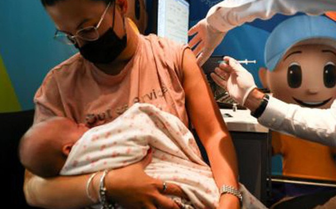 Israel được cho là quốc gia đầu tiên quy định hộ chiếu vắc-xin phải đạt 3 mũi tiêm. Ảnh: Reuters