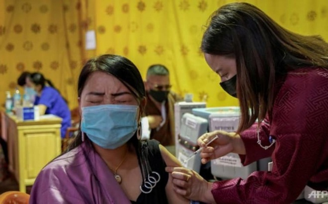 Một trung tâm tiêm chủng tại Bhutan. Ảnh: AFP.