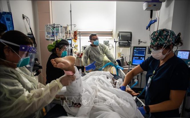 Nhân viên y tế điều trị cho bệnh nhân COVID-19 tại một bệnh viện ở bang California, Mỹ ngày 2/9/2021. Ảnh: AFP/TTXVN