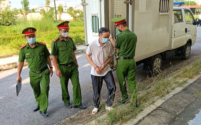 Cựu Phó Chủ tịch HĐND thị xã Nghi Sơn Hồ Đình Tùng đến hầu tòa (Ảnh: Sỹ Đức/VOV).