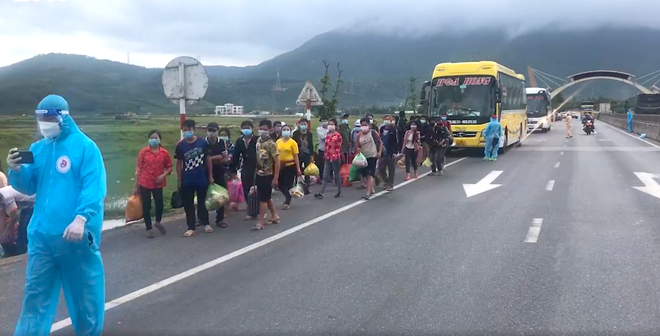 Huy động xe khách chở 400 người đi bộ từ các tỉnh phía Nam về quê - Ảnh 2.