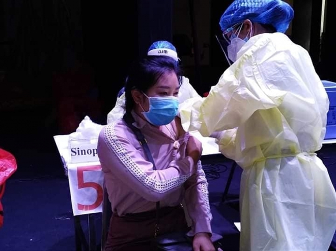Moderna, Pfizer báo tin đại thắng - Láng giềng Việt Nam thông báo gần hết nhẵn 1 loại vaccine, ngày càng tiến sát mục tiêu - Ảnh 1.