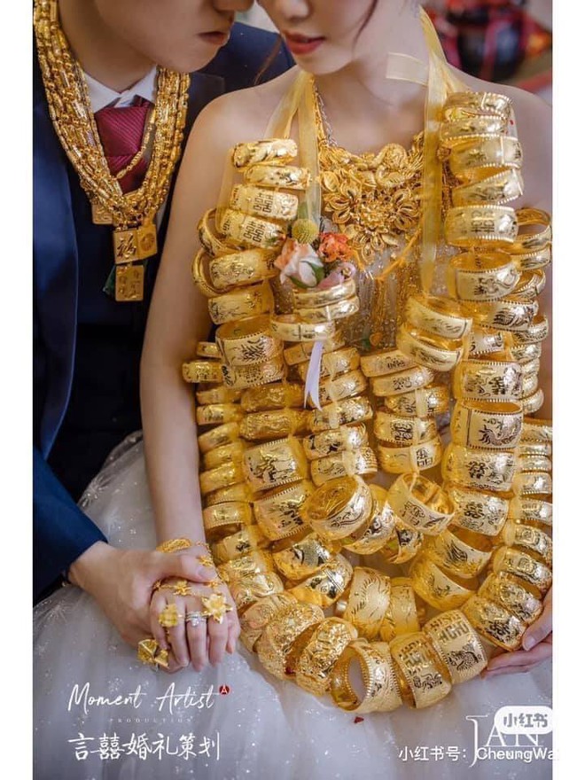Cô dâu gồng mình đeo 60 vòng vàng trong ngày cưới - Ảnh 4.