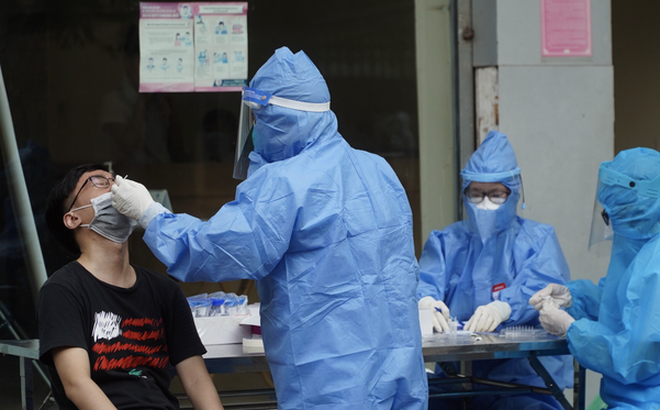 Nhân viên y tế lấy mẫu xét nghiệm cho người dân sống xung quanh BV Việt Đức.