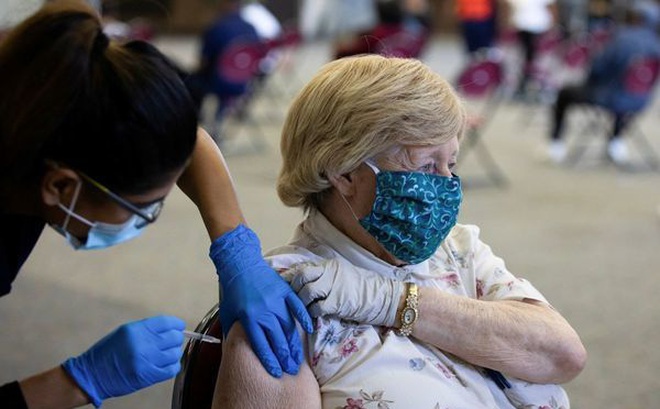 Người cao tuổi ở Mỹ tiêm mũi tăng cương vắc xin Covid-19 Pfizer/BioNTech. (Ảnh: Reuters)