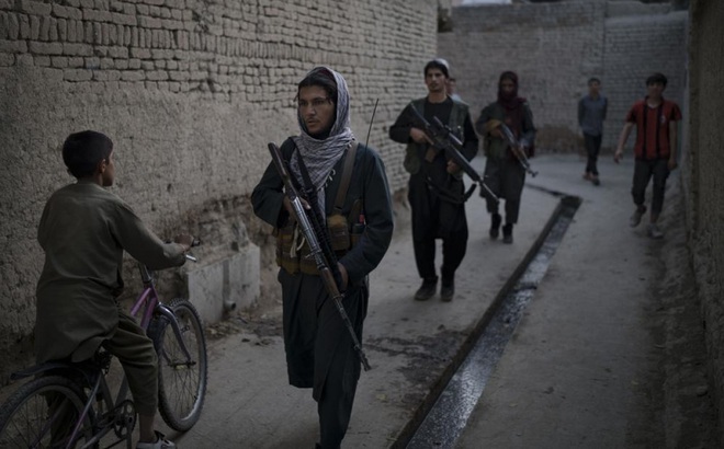 Các chiến binh Taliban tuần tra một khu phố ở thủ đô Kabul, Afghanistan. Ảnh: AP