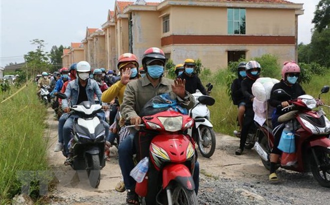 Người dân đi xe máy về quê. (Nguồn: TTXVN)