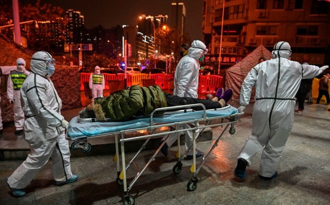 Các nhân viên y tế chuyển bệnh nhân tại Bệnh viện Chữ thập đỏ Vũ Hán ở Vũ Hán, Hồ Bắc ngày 25/2020. Ảnh: Getty Images