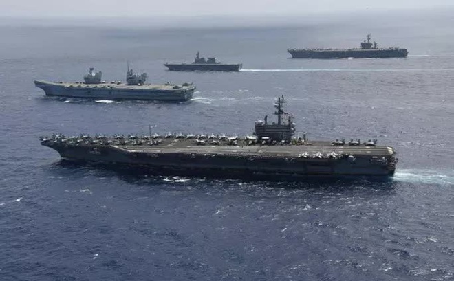 Từ gần đến xa: Tàu sân bay Mỹ USS Ronald Reagan, tàu sân bay Anh HMS Queen Elizabeth, tàu sân bay trực thăng Nhật Bản JS Ise và tàu sân bay Mỹ USS Carl Vinson. Ảnh: JMSDF