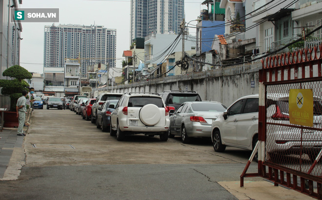 Hàng xe nối dài từ cổng Trung Tâm đăng kiểm xe cơ giới 5006V (quận 7) vào trong sân bãi