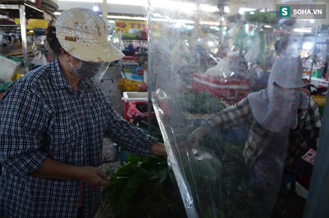 Chợ Bến Thành đìu hiu ngày mở cửa trở lại, tiểu thương lo lắng vì xưa bán 10 giờ còn có 1 - Ảnh 11.