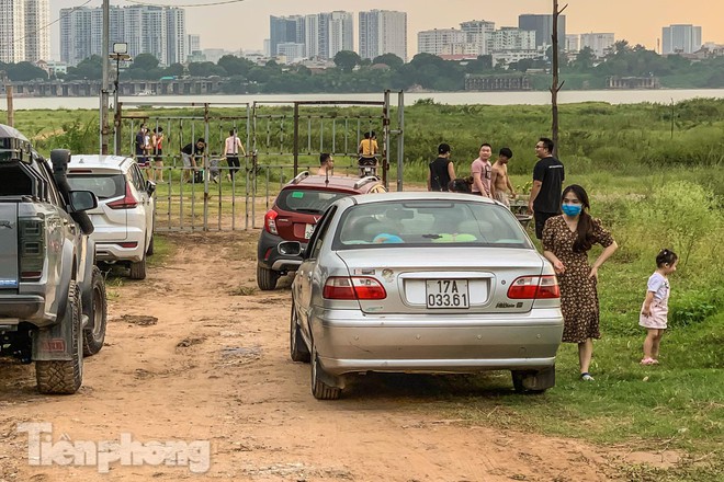 Lập các chốt kiểm soát ra bãi bồi chân cầu Vĩnh Tuy sau vụ cả nghìn người rủ nhau cắm trại - Ảnh 11.