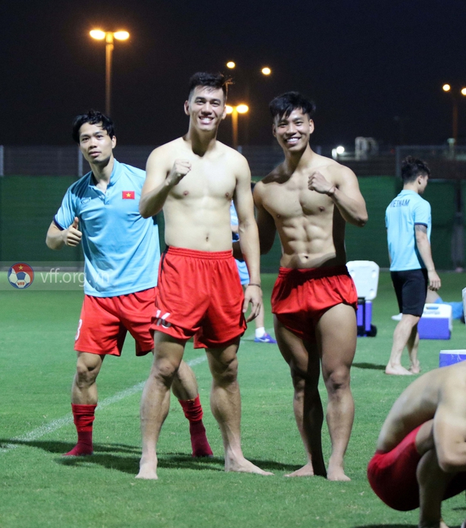 Văn Thanh khoe cơ bụng 6 múi siêu chuẩn trước trận gặp ĐT Trung Quốc - Ảnh 1.