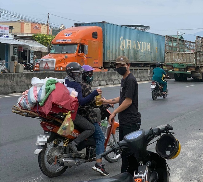 Cảm động Xăng 0 đồng: Bạc Liêu 2 chai, Cà Mau 3 chai cho người đi xe máy về quê - Ảnh 6.