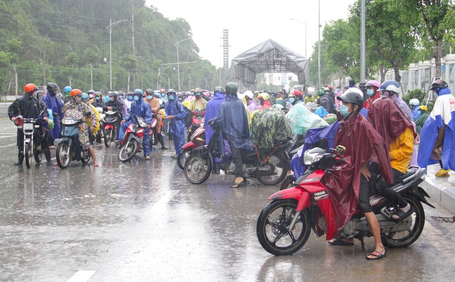 Người dân đi xe máy về quê tránh dịch tại điểm dừng chân, nghỉ ngơi ở đầu tỉnh Nghệ An.