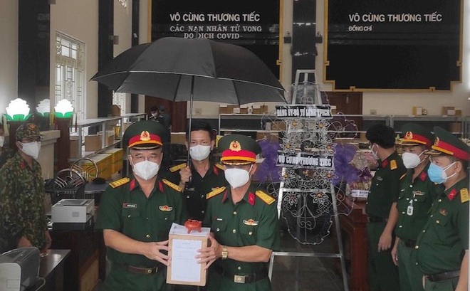 Tro cốt nạn nhân COVID-19 ở miền Trung được Bộ Tư lệnh TPHCM bàn giao cho đoàn công tác thuộc Quân khu 5.