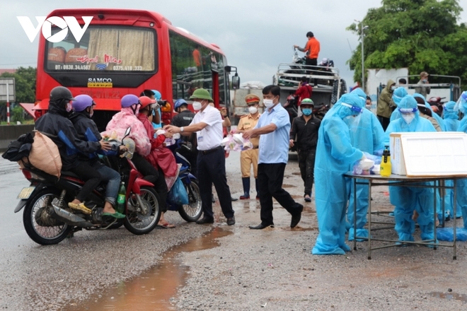 Các địa phương chung tay góp gạo thổi cơm, hỗ trợ xe khách đưa người về quê - Ảnh 1.