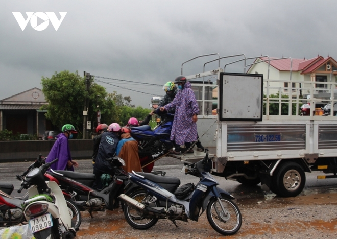 Các địa phương chung tay góp gạo thổi cơm, hỗ trợ xe khách đưa người về quê - Ảnh 2.