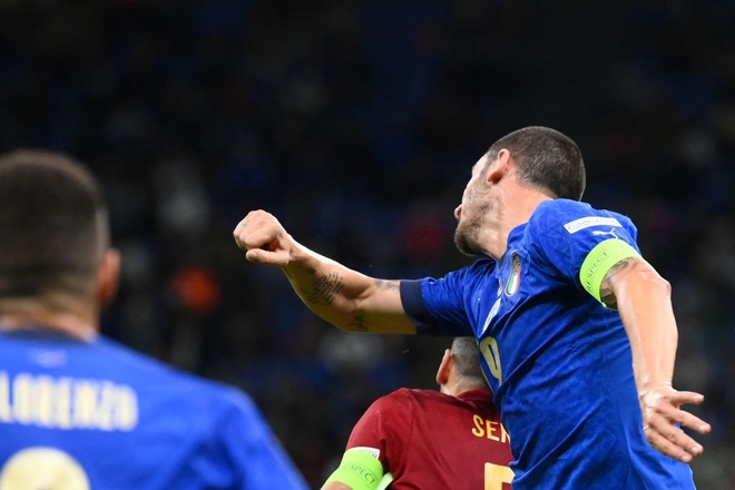 Bonucci chơi xấu ăn thẻ đỏ, Italy thua TBN ở bán kết Nations League - Ảnh 7.