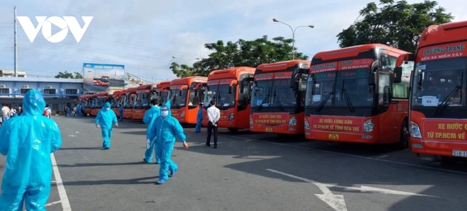 Các địa phương chung tay góp gạo thổi cơm, hỗ trợ xe khách đưa người về quê - Ảnh 9.