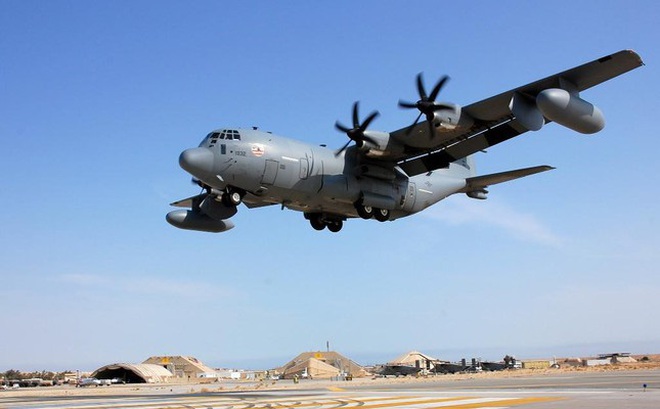 Máy bay tác chiến điện tử EC-130H trông như một chiếc máy bay vận tải C-130 thông thường, nhưng có nhiệm vụ hỗ trợ lực lượng mặt đất bằng cách gây nhiễu các hệ thống phòng không, radio, điện thoại, vũ khí mặt đất của đối phương… Chúng cũng có thể được sử dụng làm sở chỉ huy trên không. Ảnh: Worldwide-military.