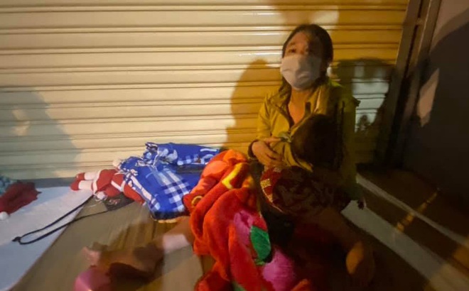 Con gái 14 tháng tuổi của vợ chồng anh Quyết ngủ bên vệ đường trong vòng tay bà nội