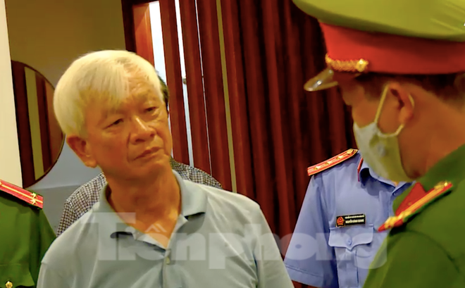 CSĐT Công an tỉnh Khánh Hoà đọc lệnh khởi tố, bắt tạm giam ông Nguyễn Chiến Thắng trước đó.