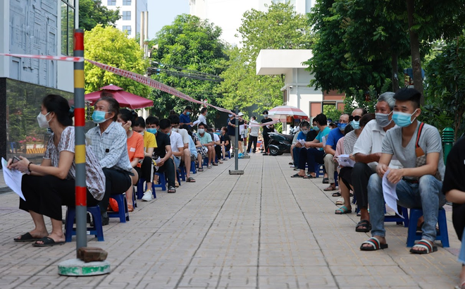 Người dân đang xếp hàng lấy mẫu xét nghiệm ở quận Cầu Giấy.