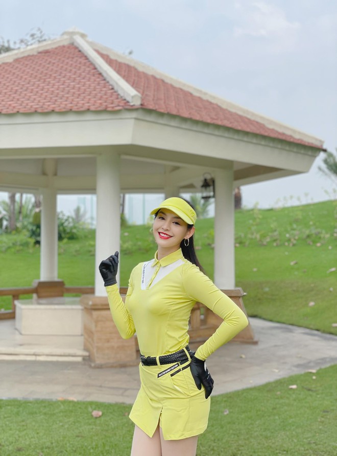 Người đẹp áo dài Lê Thanh Tú khoe sắc vóc ở sân golf - Ảnh 3.