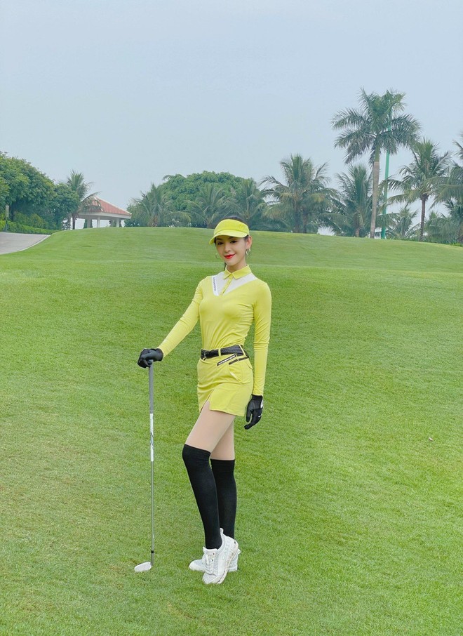 Người đẹp áo dài Lê Thanh Tú khoe sắc vóc ở sân golf - Ảnh 1.