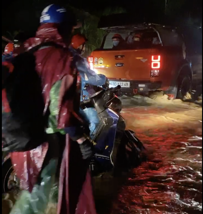 Xót lòng cảnh hàng trăm người dân vượt qua dòng nước lũ chảy xiết để về quê - Ảnh 3.
