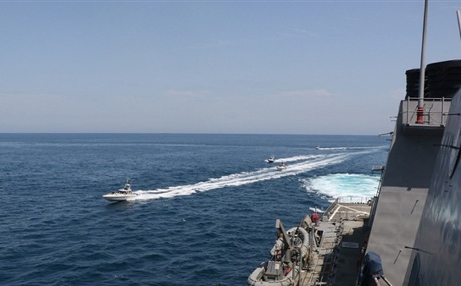 Xuồng cao tốc Iran đuổi theo một chiến hạm Mỹ cách đây không lâu. Ảnh: AP