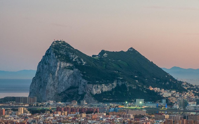 Khung cảnh ngọn núi Rock of Gibraltar nổi tiếng. Ảnh: news.com.au