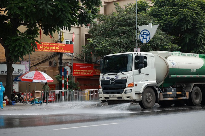 Tại sao không nên phun hóa chất khử khuẩn? Nhóm chuyên gia chỉ ra 4 lý do và đề xuất phương pháp thay thế hiệu quả hơn - Ảnh 1.