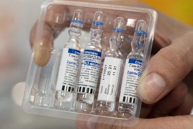 Người Nga đổ xô đến Serbia tiêm vaccine COVID-19 ngoại - Ảnh 1.