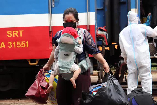 Chùm ảnh: Chuyến tàu đặc biệt đưa 700 công dân Quảng Bình hồi hương - Ảnh 2.