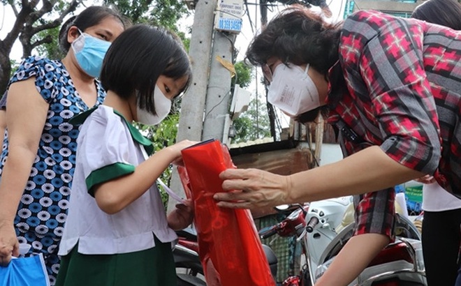 Chủ tịch Ủy ban Mặt trận Tổ quốc Việt Nam TP Hồ Chí Minh tặng quà cho trẻ em mồ côi do COVID-19.