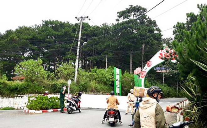 Cửa ngõ vào làng hoa Vạn Thành đang bị phong tỏa