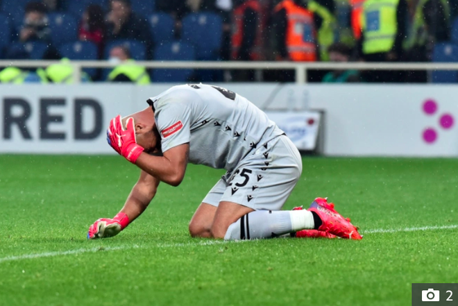 Thủ môn kỳ cựu Reina gục xuống sân vì bị fan Atalanta ném bật lửa trúng đầu - Ảnh 2.
