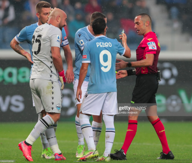 Thủ môn kỳ cựu Reina gục xuống sân vì bị fan Atalanta ném bật lửa trúng đầu - Ảnh 4.