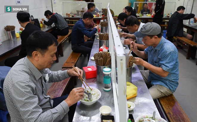 Một quán ăn phục vụ ở Hà Nội. Ảnh: Việt Hùng.