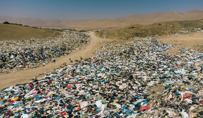 Nhức nhối ô nhiễm tại sa mạc Chile, nơi mỗi năm nhận tới 39.000 tấn quần áo cũ - Ảnh 1.