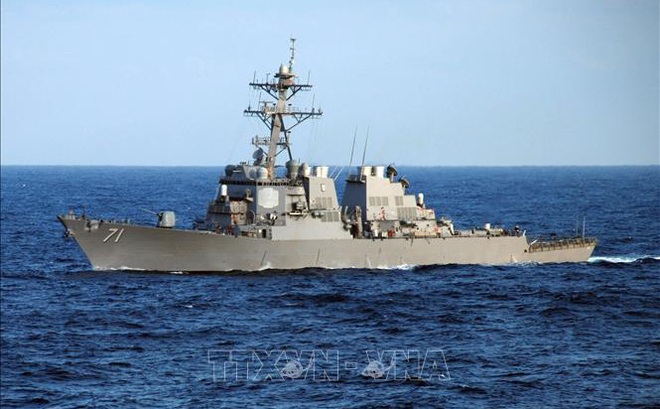 Tàu khu trục trang bị tên lửa dẫn đường của Mỹ USS Ross. Ảnh: AFP/ TTXVN