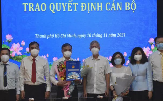 Phó Chủ tịch UBND TP HCM Võ Văn Hoan (đứng giữa) chúc mừng ông Lê Văn Cửa nhận nhiệm vụ mới