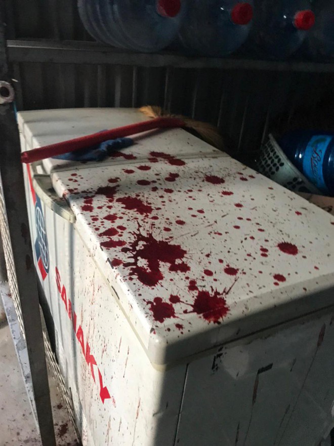 Nhóm người lạ 12 lần ném chất bẩn vào nhà một người phụ nữ ở Bình Dương - Ảnh 2.