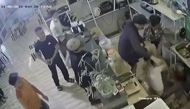 Bắt hai kẻ côn đồ vụ chủ quán trà chanh bị chém, đánh dã man - Ảnh 1. Bắt hai kẻ côn đồ vụ chủ quán trà chanh bị chém, đánh dã man - Ảnh 1.
